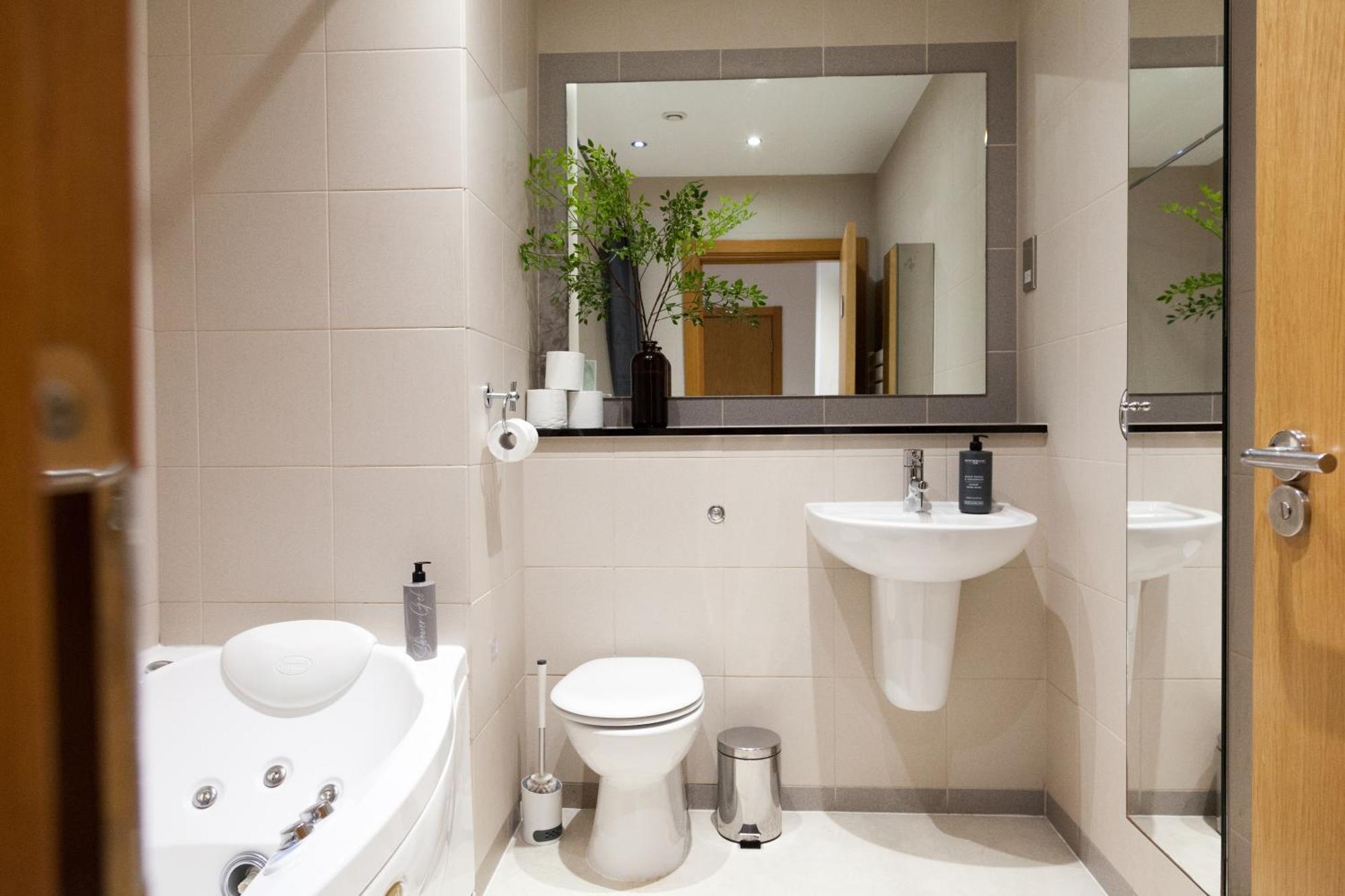 Weekly & Monthly Stays In Penthouse For Contractors Or Leisure Single Or Superking Beds Available 버컨헤드 외부 사진