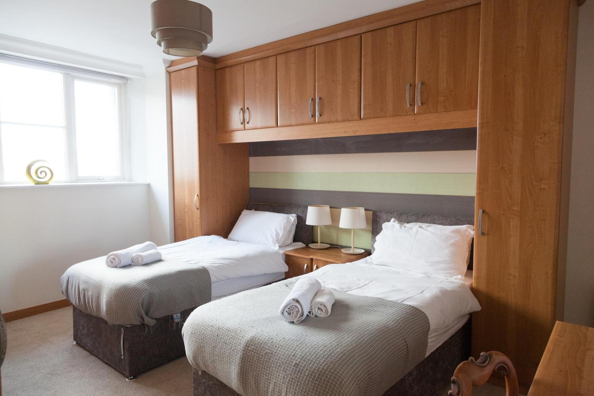 Weekly & Monthly Stays In Penthouse For Contractors Or Leisure Single Or Superking Beds Available 버컨헤드 외부 사진