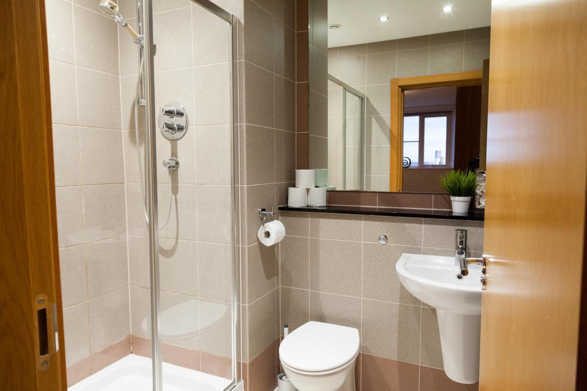 Weekly & Monthly Stays In Penthouse For Contractors Or Leisure Single Or Superking Beds Available 버컨헤드 외부 사진
