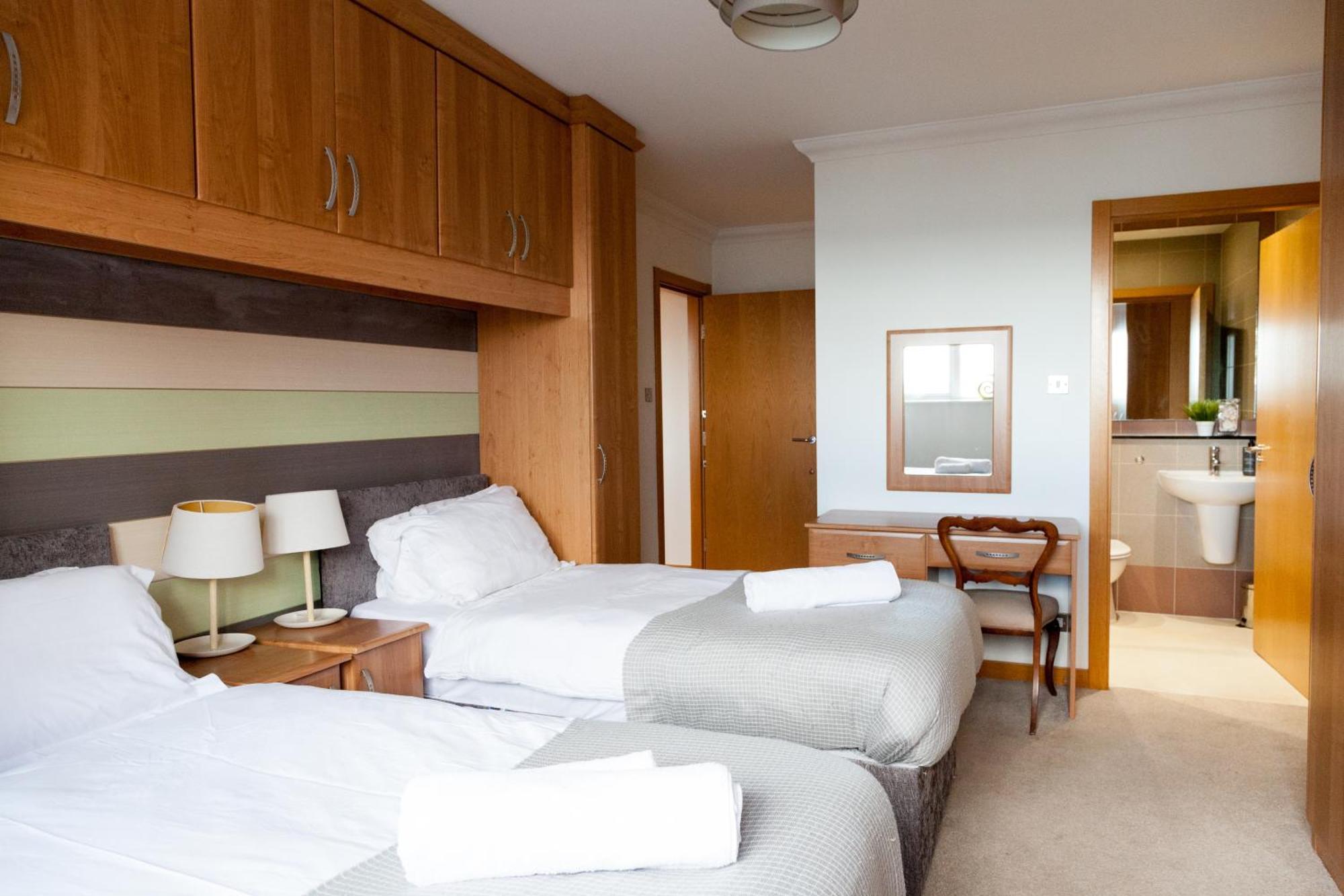 Weekly & Monthly Stays In Penthouse For Contractors Or Leisure Single Or Superking Beds Available 버컨헤드 외부 사진