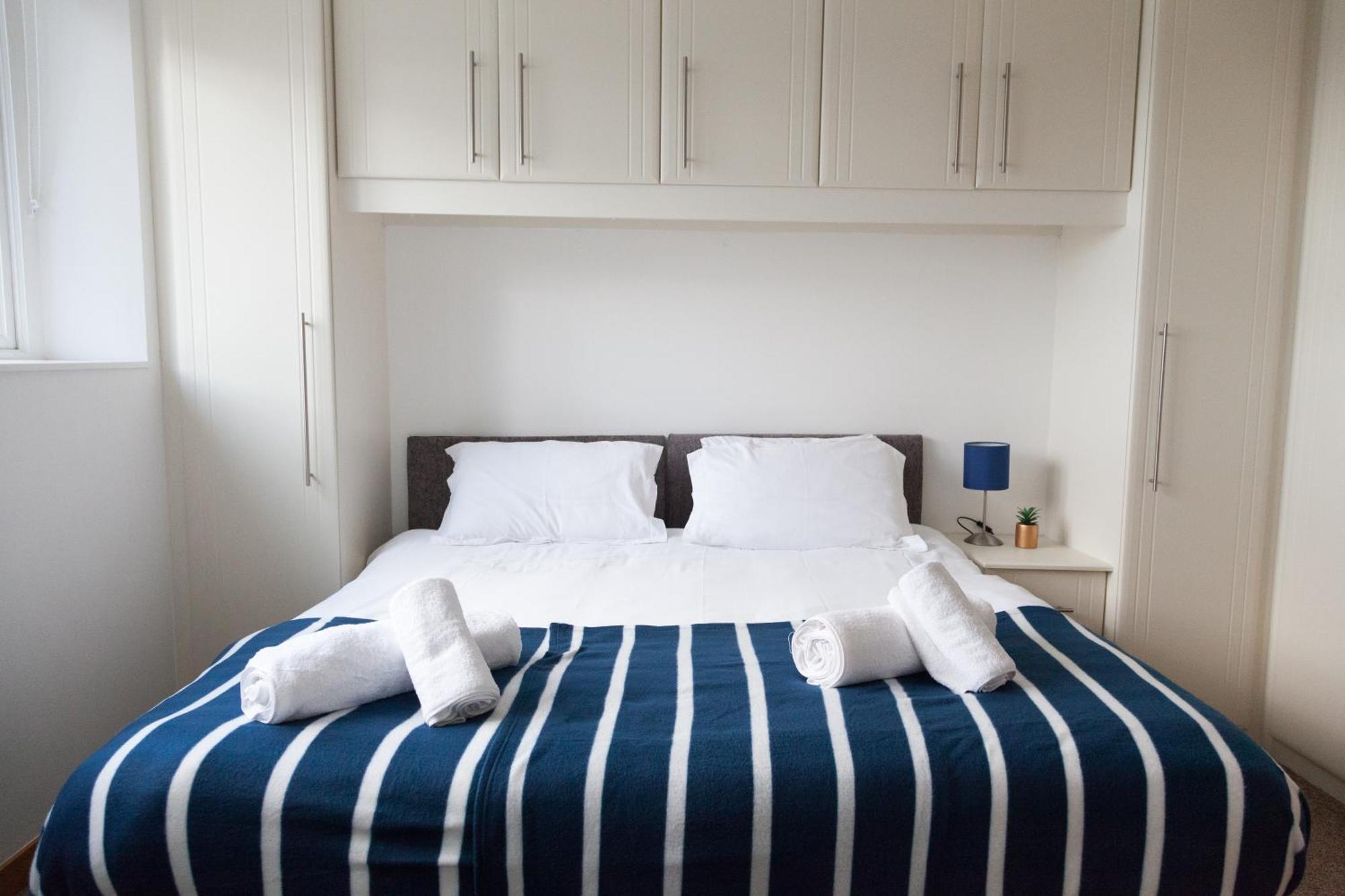 Weekly & Monthly Stays In Penthouse For Contractors Or Leisure Single Or Superking Beds Available 버컨헤드 외부 사진