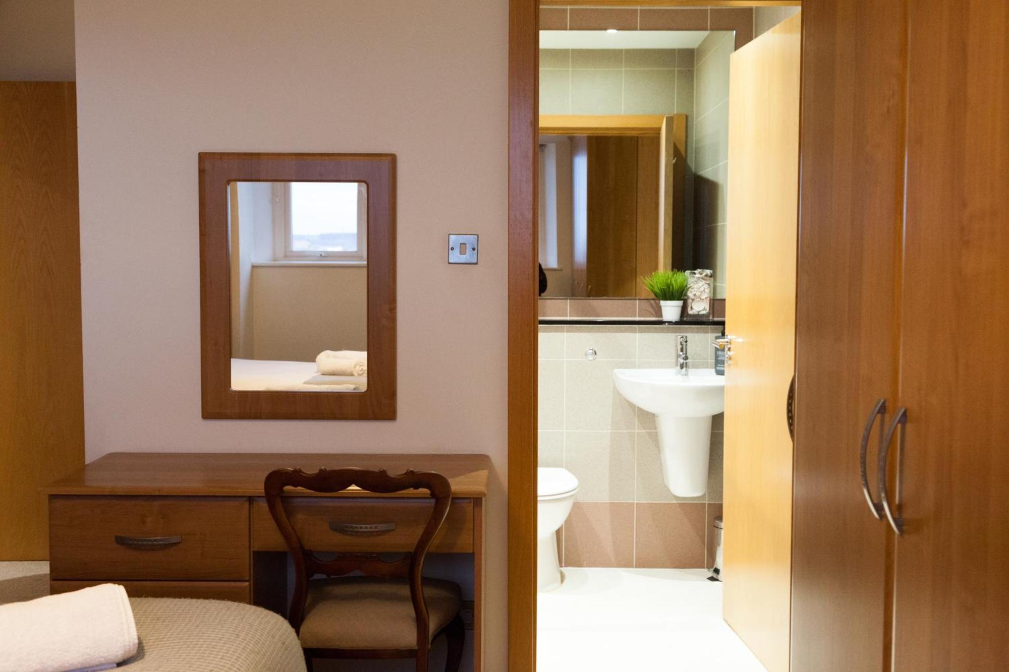 Weekly & Monthly Stays In Penthouse For Contractors Or Leisure Single Or Superking Beds Available 버컨헤드 외부 사진