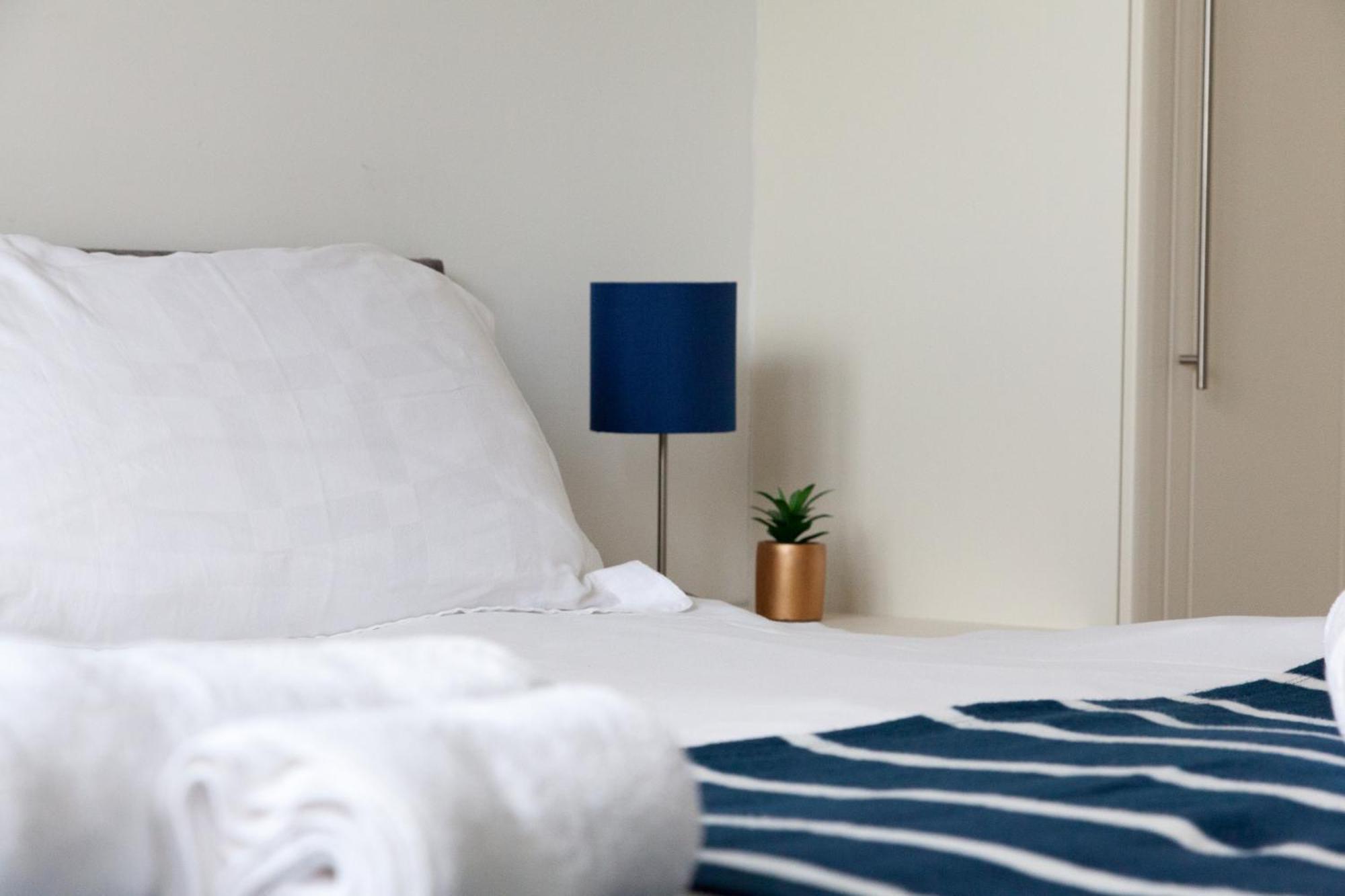 Weekly & Monthly Stays In Penthouse For Contractors Or Leisure Single Or Superking Beds Available 버컨헤드 외부 사진