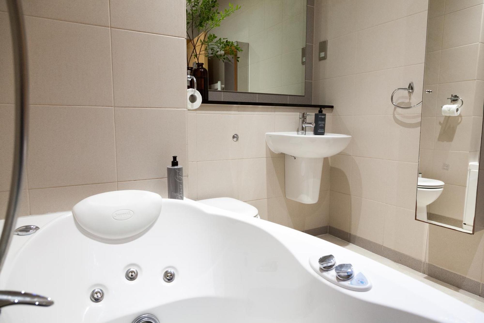 Weekly & Monthly Stays In Penthouse For Contractors Or Leisure Single Or Superking Beds Available 버컨헤드 외부 사진