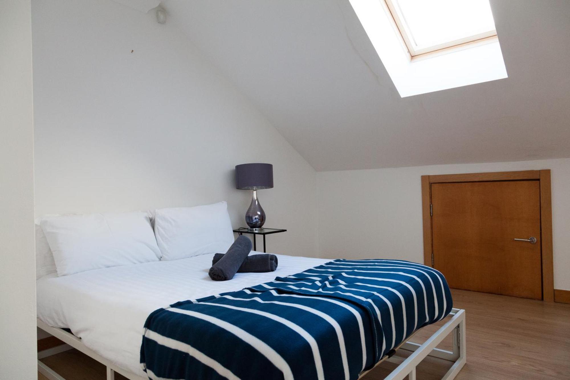 Weekly & Monthly Stays In Penthouse For Contractors Or Leisure Single Or Superking Beds Available 버컨헤드 외부 사진