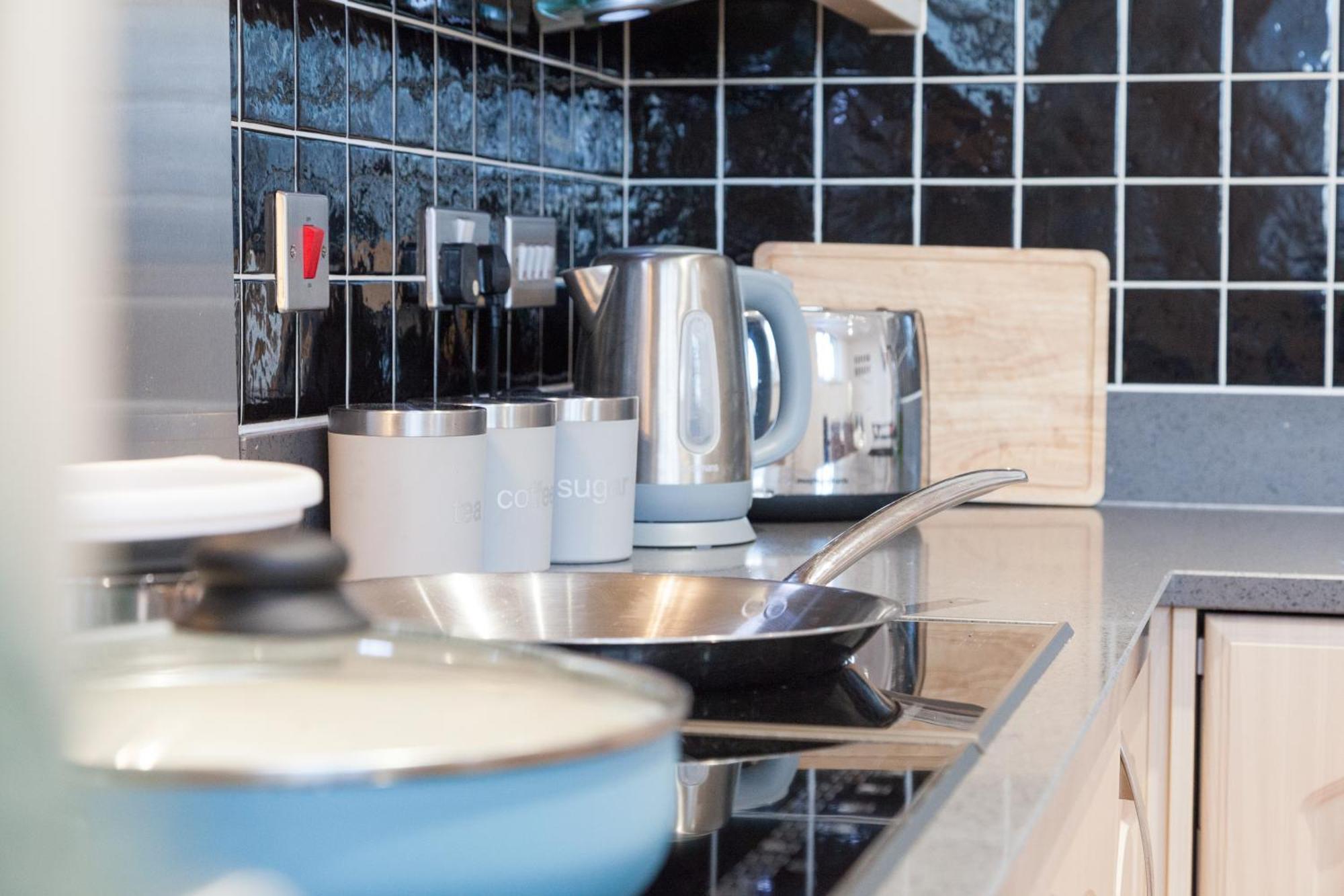 Weekly & Monthly Stays In Penthouse For Contractors Or Leisure Single Or Superking Beds Available 버컨헤드 외부 사진