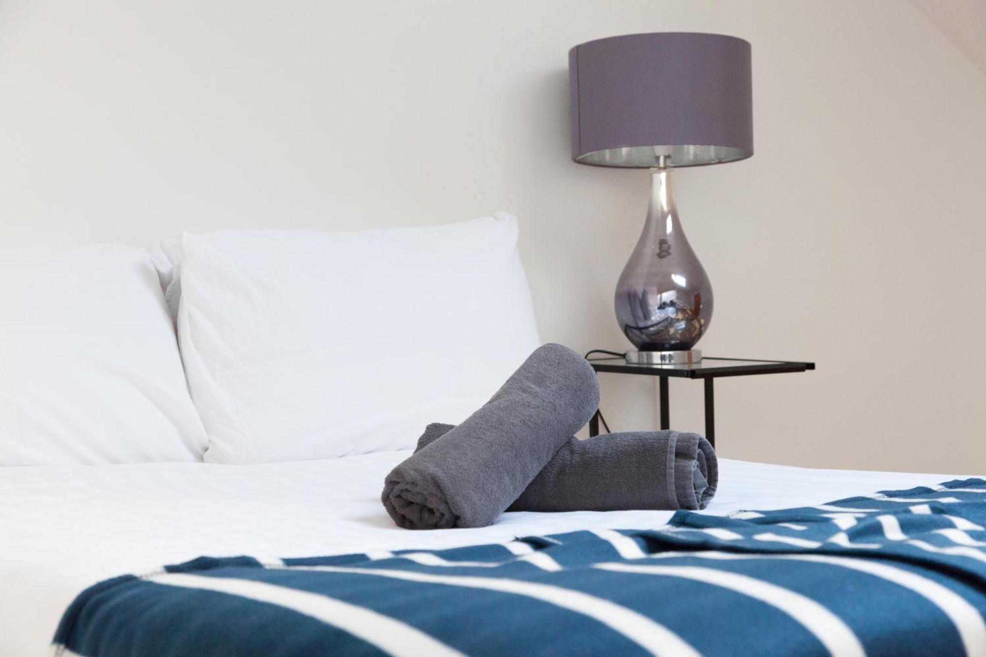 Weekly & Monthly Stays In Penthouse For Contractors Or Leisure Single Or Superking Beds Available 버컨헤드 외부 사진